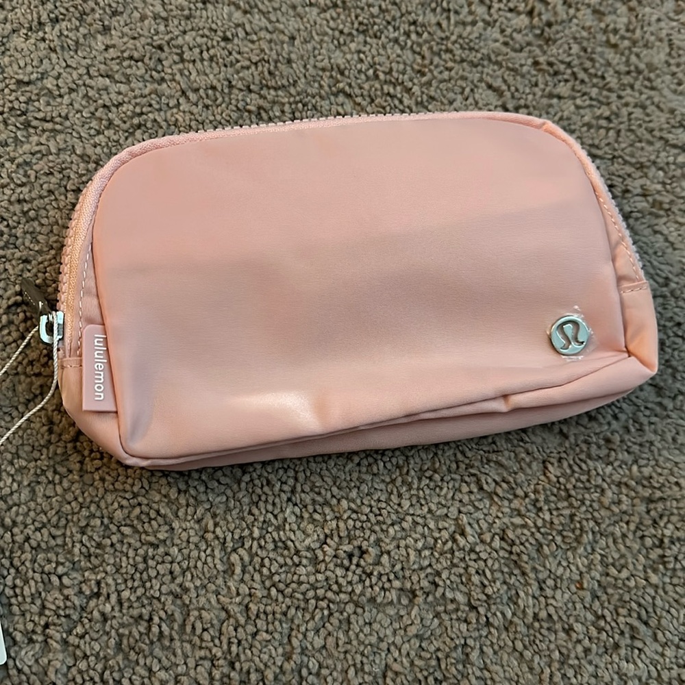 NWT! Lululemon Everywhere Belt Bag
IL (Deco Pink)